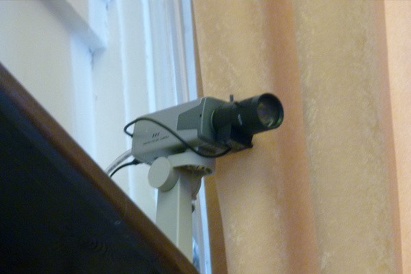Na sali obrad są trzy kamery monitorujące salę.