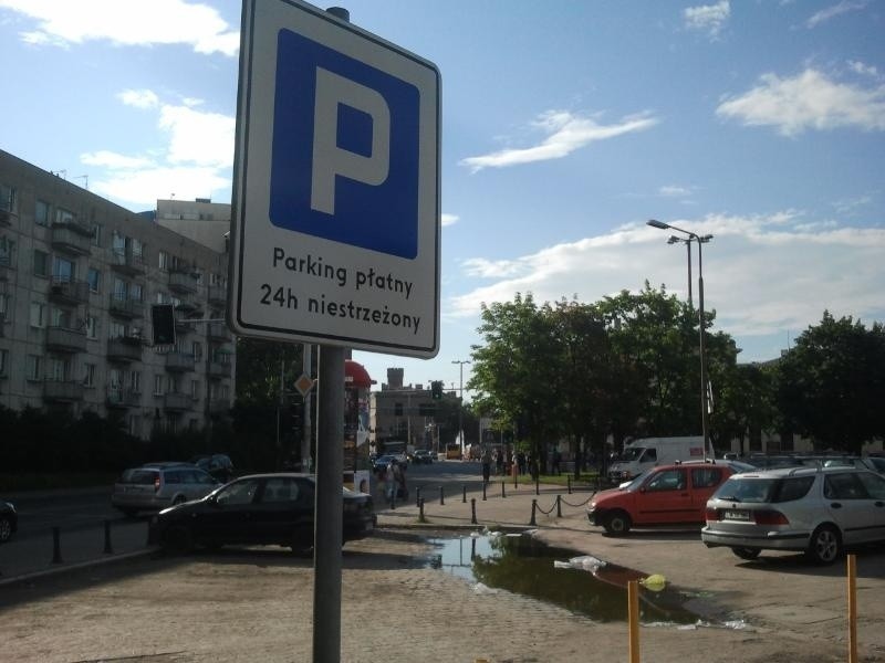 Wrocław: Parking przy Nabycińskiej znów płatny (ZDJĘCIA, CENY)