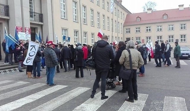 Protest przed Urzędem Wojewódzkim w Koszalinie [zdjęcia]