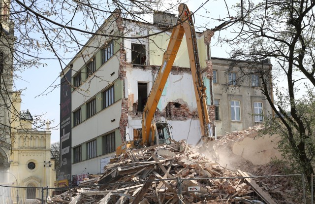 11 kwietnia 2016 roku, Łódź. Rozbiórka kamienicy przy ulicy Tuwima, które ściana zawaliła się.