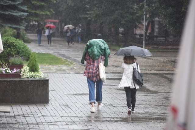 W niedzielę w naszym regionie mogą wystąpić intensywne opady deszczu z burzami. W województwie zachodniopomorskim obowiązuje ostrzeżenie pierwszego stopnia.