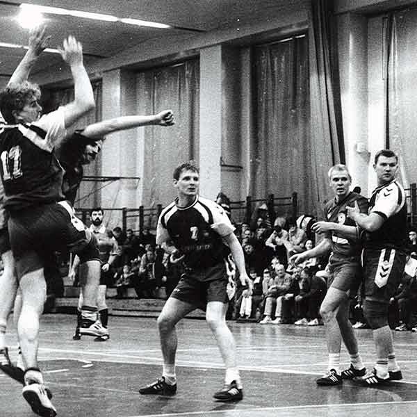 Wiosną 1997 r. Czuwaj Przemyśl awansował do I ligi. Na zdjęciu fragment II - ligowego meczu Czuwaju z MKS Końskie (36:31).