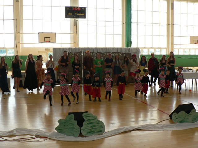 Przed występem wolontariuszy wystąpiły przedszkolaki z Bajkowego Dworu