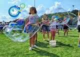 Bubble Day w Chojnicach. Wielkie banki mydlane - marzenie dzieciaka przy Centrum Parku