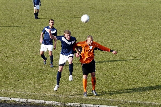 Wiosną w sezonie 2011/12 Orlicz Suchedniów walczył o utrzymanie w III lidze. Dokładnie 1 kwietnia tamtego roku miał do rozegrania najcięższy mecz rundy, bo do Suchedniowa przyjechał zwycięzca ligi.Sezon 2011/12 był czwartym z kolei sezonem Orlicza w III lidze. Niestety, ostatnim. Orlicz zajął na koniec sezonu trzecie od końca miejsce i zaliczył spadek.Potem spędził dwa sezony w IV lidze, potem cztery sezony w okręgówce, z których ostatni zakończył się awansem i od dwóch sezonów najstarszy klub ziemi kieleckiej gra w IV lidze. Obecnie jest wiceliderem i powrót do III ligi jest jak najbardziej w zasięgu drużyny.W meczu rozegranym 1 kwietnia 2012 roku, czyli w prima aprilis, lepsi okazali się goście, którzy wygrali 1:0. Dla Unii Tarnów był to sezon bardzo udany, ponieważ zespół wygrał ligę i awansował wyżej.W meczu w drużynie Orlicza zagrał jeden zawodnik, który gra w Orliczu do dziś. To Grzegorz Skarbek, który kilka tygodni temu zagrał swój 200. mecz w barwach Orlicza.Archiwalne zdjęcia mamy dzięki Szymonowi Piaście. Suchedniowianin, niegdyś działacz świętokrzyskiego Związku Piłki Nożnej, skrzętnie gromadzi dane dotyczące klubu ze swojego rodzinnego miasta, ale też i całej świętokrzyskiej piłki nożnej na stronie: >>Historia Świętokrzyskiej Piłki NożnejStatystyki Świętokrzyskiej Piłki Nożnej