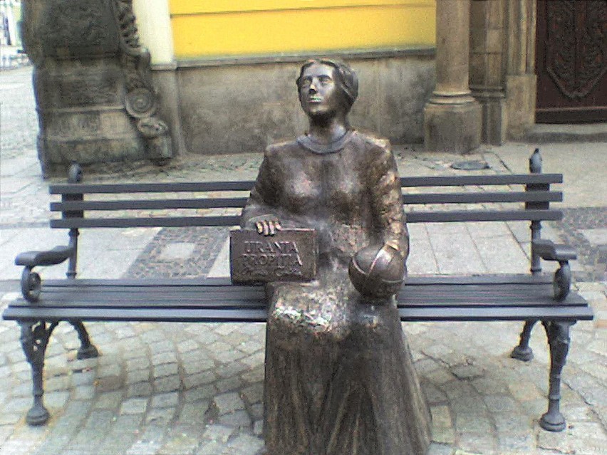 W Świdnicy jest ławeczka, na której siedzi Maria Cunitz....
