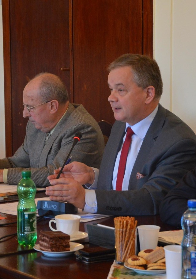 Radni Krzysztof Świerczek (na pierwszym planie) i Jerzy Muszyński głosowali przeciwko uchwale budżetowej