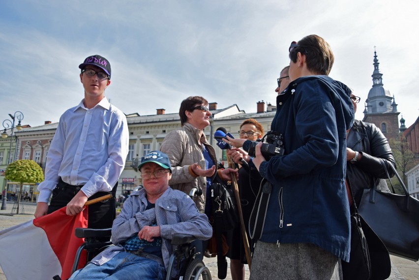 Protest pod Ratuszem w Nowym Sączu. Żądają większej pomocy dla osób niepełnosprawnych