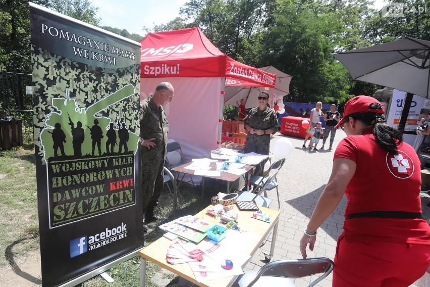 "SpoKREWnieni Służbą" nad Jeziorem Szmaragdowym w Szczecinie. Promowali honorowe krwiodawstwo