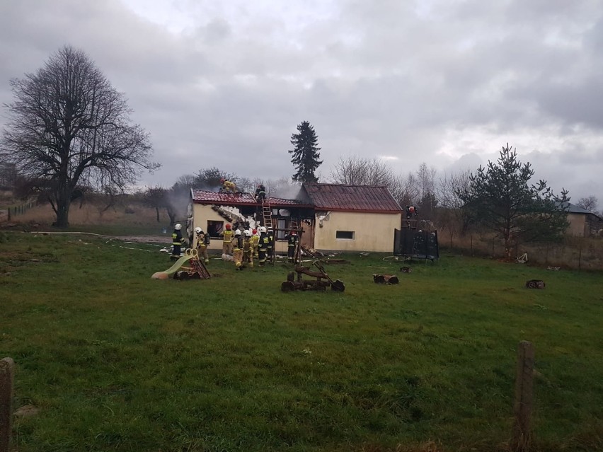 Rodzina z trójką małych dzieci w gminie Czarna Dąbrówka straciła w pożarze wszystko