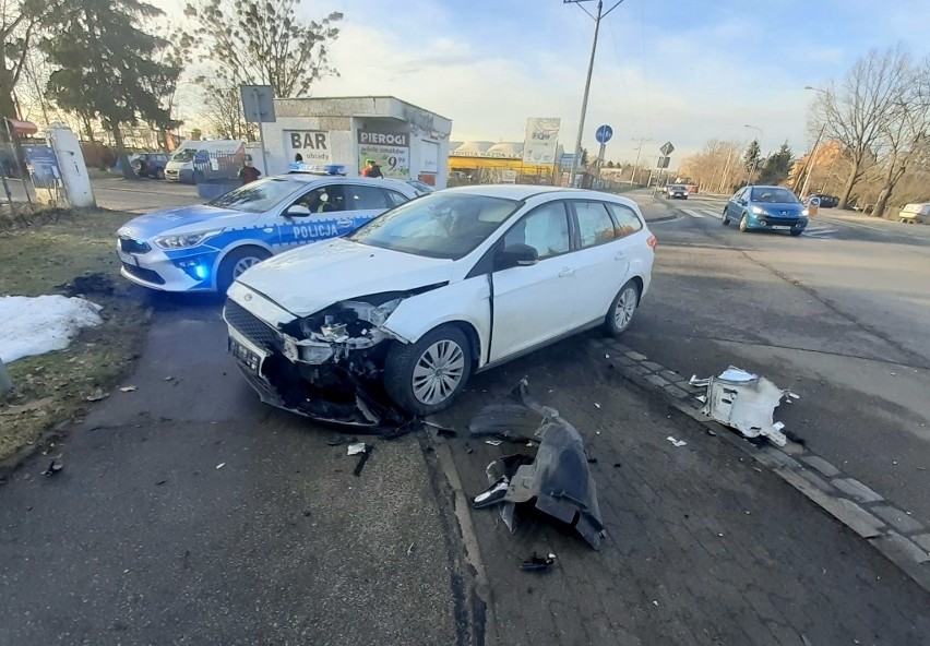 Wypadek na Karmelkowej. Kierowca wymusił pierwszeństwo przejazdu (ZDJĘCIA)