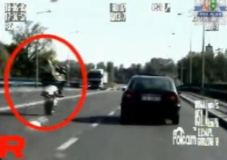 Szaleniec na motocyklu pędził na jednym kole 188 km/h i wyprzedzał auta. Dostał mandat 1 tys. zł i 16 punktów karnych (wideo)