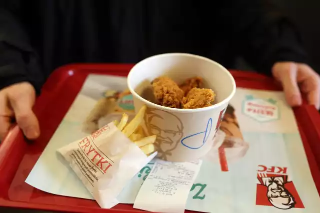 Wszystko wskazuje na to, że już niedługo w KFC - oprócz standardowych kurczaków - będzie można zamówić także wersję wegańską.