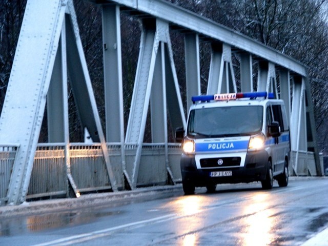 25-latek chciał skoczyć z mostu pomiędzy Blachownią a Sławięcicami w Kędzierzynie-Koźlu.