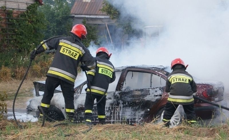 Renault stanęło w ogniu. Jego kierowca zdołał bezpiecznie...