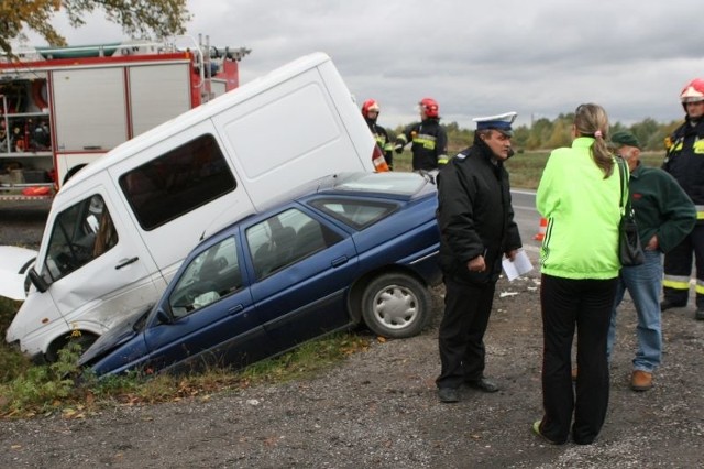 Samochody po zderzeniu wpadły do przydrożnego rowu.