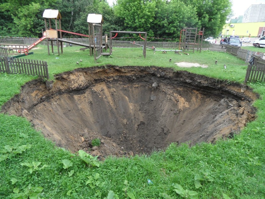 Dziura w Sosnowcu na placu zabaw to biedaszyb albo szyb kopalni Niwka-Modrzejów