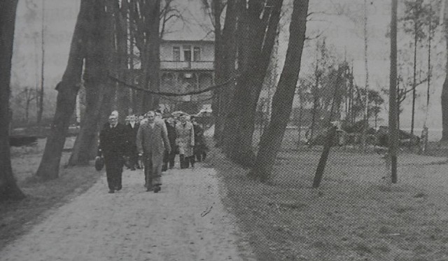 Parafianie z Lasowic Wielkich w drodze na konfirmację. Zdjęcie zostało zrobione po wojnie od strony kościoła, w tle widać plebanię ewangelicką