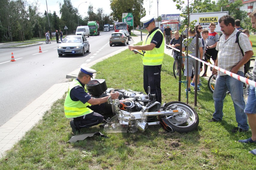 Wypadek w Tarnobrzegu. Motocyklista z poważnym urazem nogi