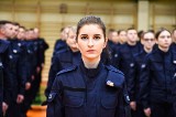 Ślubowanie nowych policjantów w województwie łódzkim - w szeregi policji wstąpiło 101 funkcjonariuszy, styczeń 2023 - ZDJĘCIA
