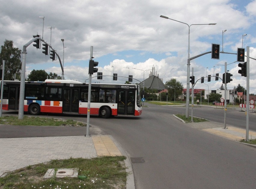 MZDiK Radom. Autobusy nie mieszczą się na zakręcie nowej ulicy Młodzianowskiej 