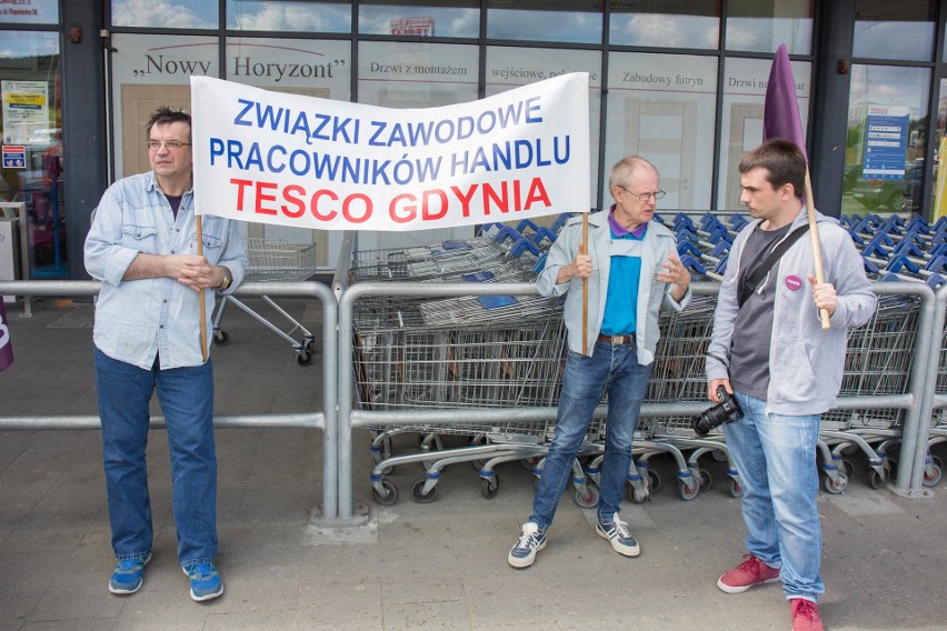 Protest pracowników Tesco. Pogarszające się warunki zatrudnienia oraz brak podwyżek [zdjęcia, wideo]