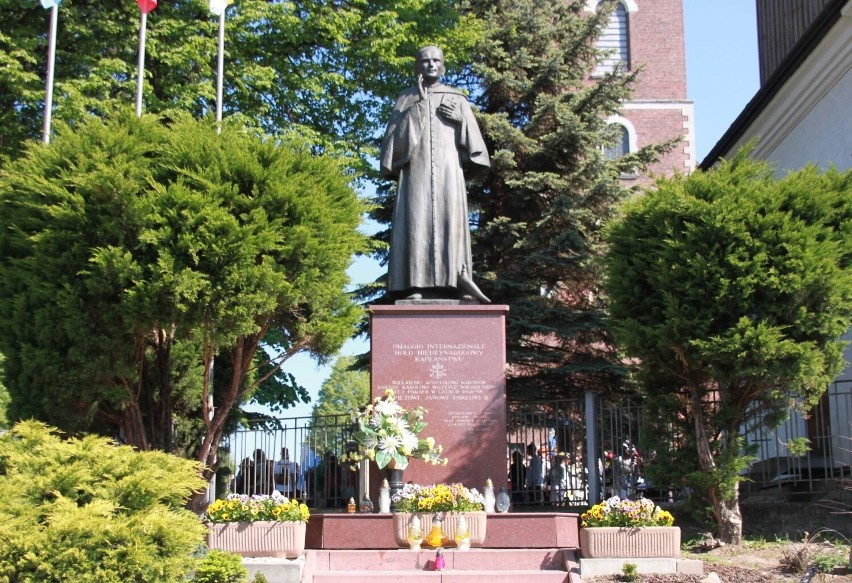 Pomnik księdza Karola Wojtyły w Niegowici