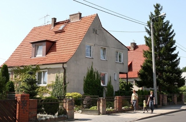 Ulica Racławicka zabudowana jest głównie domkami z lat 30. XX wieku.