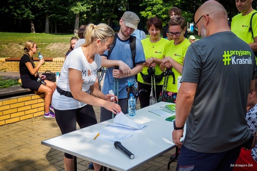 Poszli z kijkami do lasu. Za nami I Kraśnicki Rajd Nordic Walking. Zobacz zdjęcia