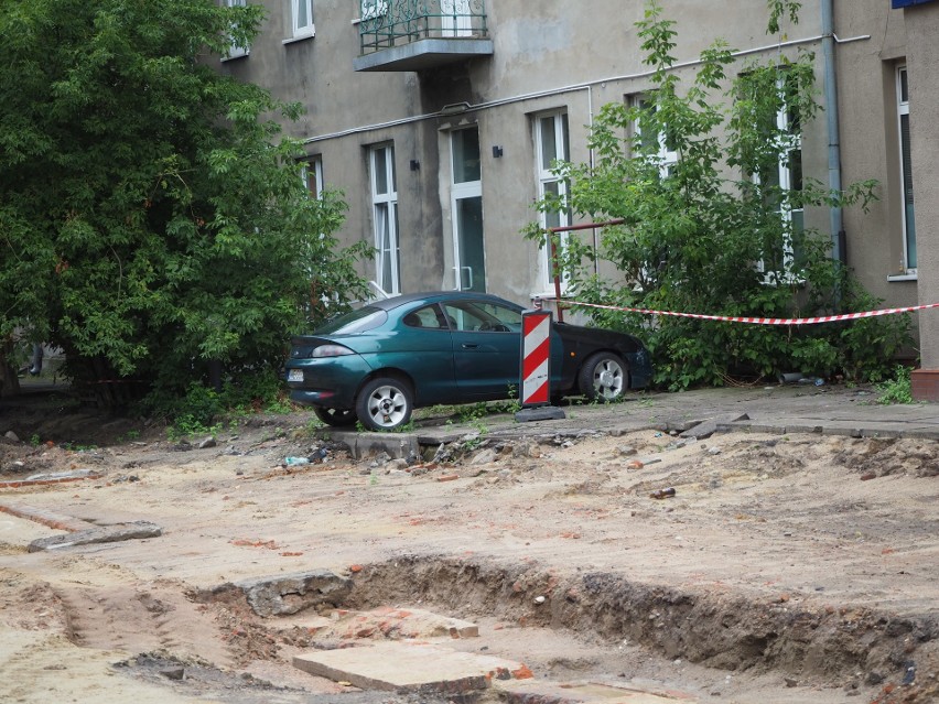 Na placu budowy utknęły samochody! ZDJĘCIA Samochody zaparkowane na... placu budowy drogi. Na razie nikomu nie przeszkadzają