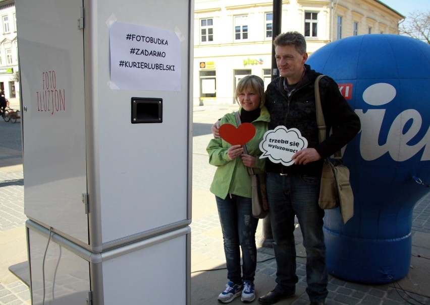 Chętnych na pamiątkowe zdjęcie z Kurierem Lubelskim we...