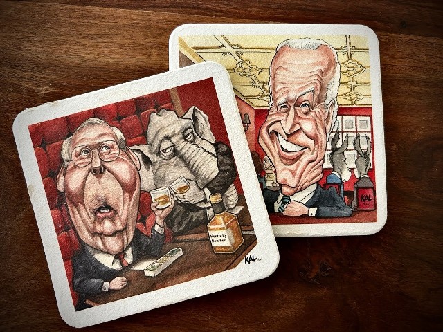 Skarykaturowani przez Kevina Kallaughera senator Mitch McConnell i prezydent Joe Biden na podkładce z waszyngtońskiego baru „Off the record”