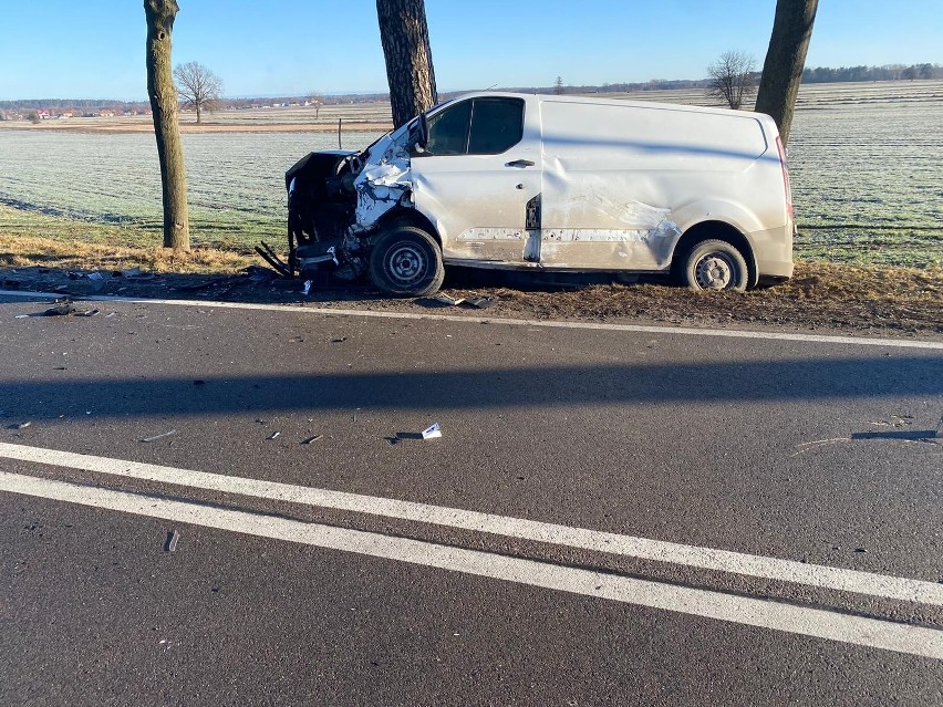 Mały Płock. Wypadek na DK 63 na trasie Kolno - Łomża. Seat zderzył się z fordem. Dwie osoby ranne [ZDJĘCIA]