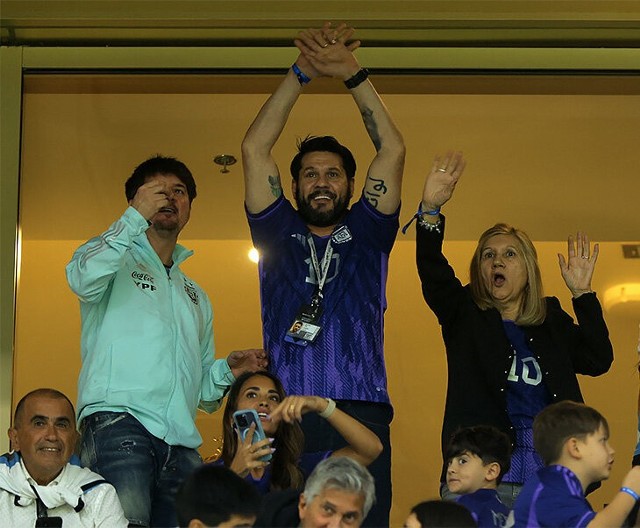 Matias Mesii (w środku) i rodzice Jorge Messi oraz Celia Maria Cuccittini oraz żona Antonella Roccuzzo z dziećmi Lionela w loży VIP, kibicujący kapitanowi reprezentacji Argentyny