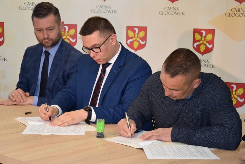 Umowę podpisali burmistrz Głogówka Piotr Bujak i właściciel...