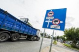 Droga ekspresowa S5 pozwala wyeliminować tranzyt przez Bydgoszcz. Drogowcy ustawiają znaki zakazu wjazdu pojazdów powyżej 18 ton