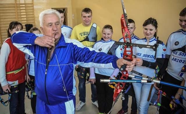 Kazimierz Oskwarek zajmuje się szkoleniem młodych łuczników. Jego podopieczni zdobyli już wiele medali