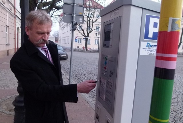 Burmistrzowi Krzysztofowi Kalińskiemu nie udało się przekonać większości radnych, aby nie likwidowali strefy płatnego parkowania