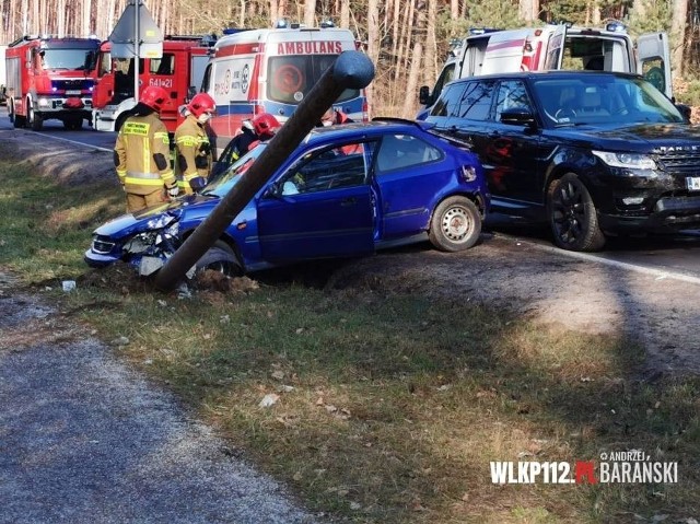 Na drodze wojewódzkiej 305 w miejscowości Ruchocki Młyn w okolicach Wolsztyna samochód osobowy uderzył w słup.