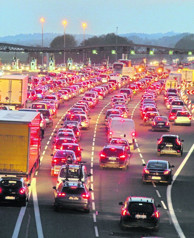 Korki przed bramkami doprowadzają nas do szału i często powodują, że autostradą nie dojeżdżamy do celu szybciej niż zwykłą drogą