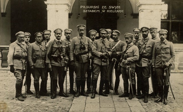 Józef Piłsudski wraz ze swoim sztabem w Kielcach, 1914 rok. Więcej unikalnych zdjęć z pobytów Marszałka w Kielcach i regionie na kolejnych slajdach