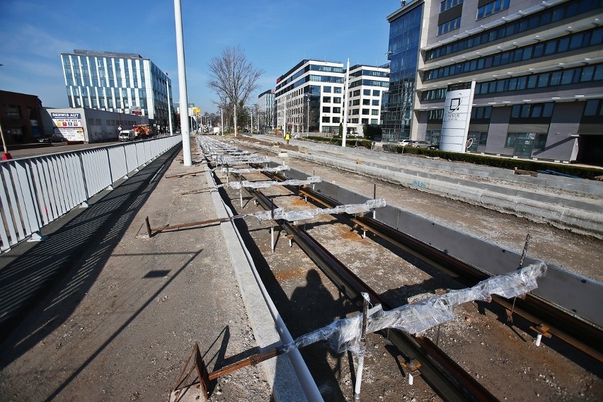 W połowie roku pojedziemy już fragmentem Trasy Autobusowo Tramwajowej. Ostatnie prace przy wiadukcie nad ulicą Smolecką [ZDJĘCIA]