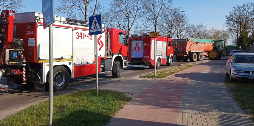 Wypadek ciągnika i dwóch samochodów w Siemianicach. Kobieta w szpitalu