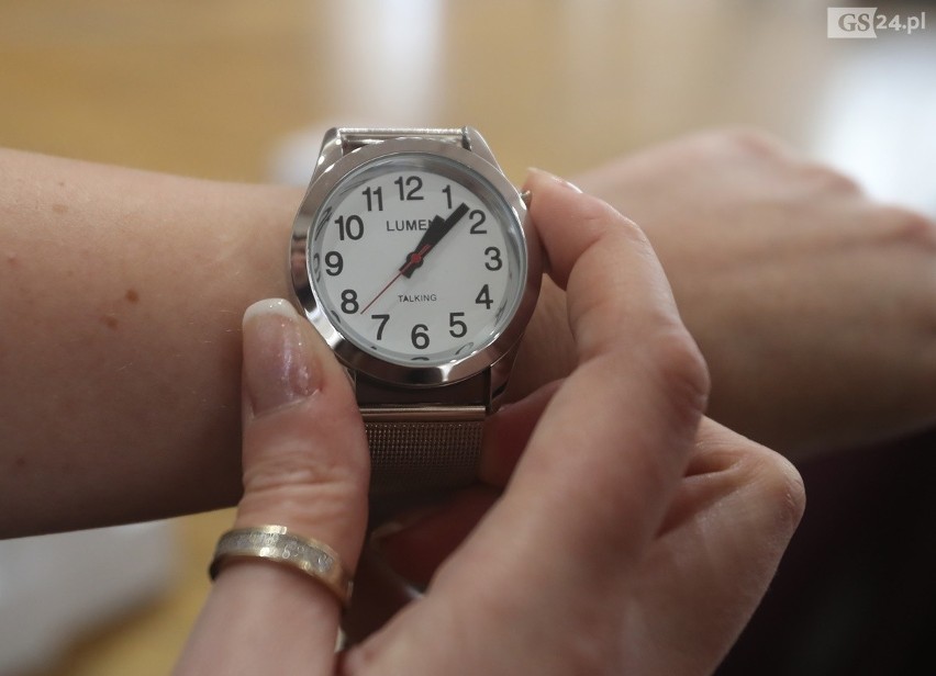 Mówiące zegarki trafiły do osób niewidomych z całego województwa [WIDEO] |  Głos Szczeciński