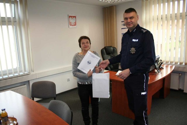 Komendant Powiatowy Policji w Brodnicy inspektor Jarosław Nowatkowski, wręczył nauczycielce z Brodnicy list gratulacyjny i upominki.