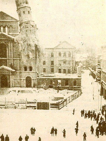 8 lutego 1940 r. Spada pierwsza wieża kościoła pojezuickiego