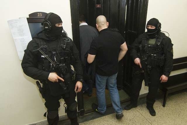 Policyjni antyterroryści byli obecni podczas wczorajszej rozprawy, w której oskarżono ośmiu mieszkańców Kapuścisk.  Mieli prześladować swojego dawnego kolegę - uznając, że jest policyjnym konfidentem