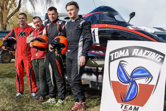 Wiesław Toma (drugi z lewej) ze swoimi zawodnikami podczas pierwszych testów Toma Racing Team na Jeziorze Miejskim w Chodzieży
