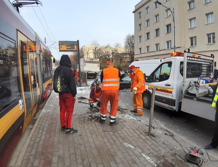 Kierowca bmw wjechał w przystanek tramwajowy. Miał ponad 2 promile! ZDJĘCIA