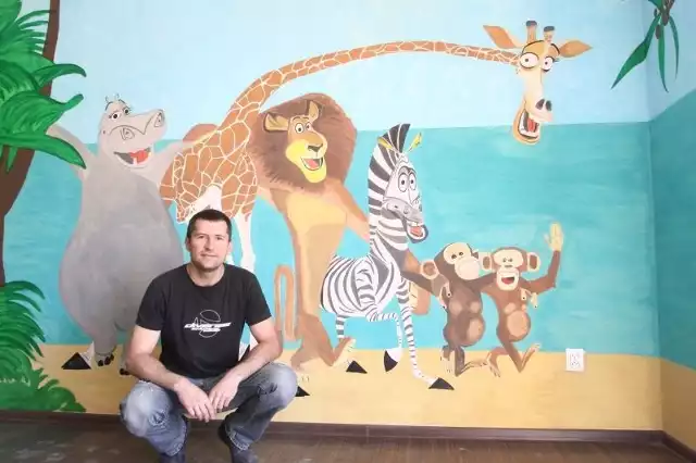 Scenka z "Madagaskaru"  na ścianie Klubu Malucha w Słomczynie to jedno z najnowszych dzieł Sebastiana Krawczaka. 